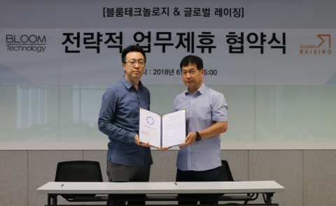 블룸테크놀로지의 이상윤 대표이사(좌측)와 글로벌레이징의 kane Kim 대표이사가 업무협약 후 기념촬영을 하고 있다