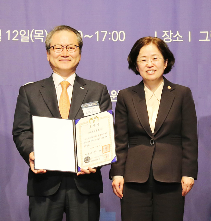 신한생명은 12일, 서울 중구에 위치한 그랜드 앰배서더 서울 호텔에서 열린 ‘2019년 소비자중심경영(CCM) 우수기업 포상 및 인증서 수여식’에서 ‘소비자중심경영 최우수 기업’으로 선정되었으며, 이와 함께 정부 포상 중 최고의 훈격에 해당하는 ‘대통령 표창’을 수상한 후 기념촬영을 하고 있다. (사진 왼쪽부터 성대규 신한생명 대표이사 사장, 조성욱 공정거래위원장) 사진/신한생명