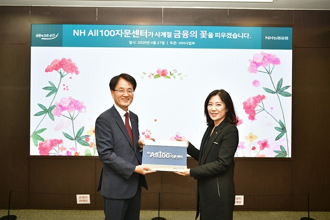 손병환 농협은행장(왼쪽)이 27일 All100자문센터 현판수여식에서 김희정 센터장에게 현판을 수여하고 있다. 사진/NH농협은행