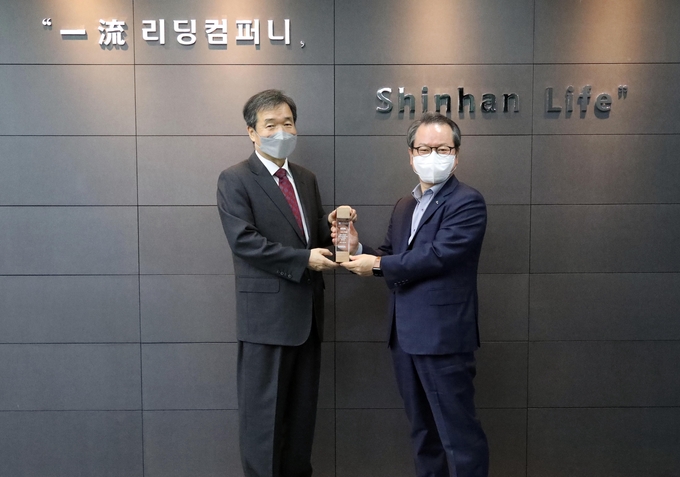 신한생명(대표 성대규)은 서울 중구에 위치한 신한생명 본점에서 ‘ESG 자문대사 위촉식’을 갖고 기념촬영을 하고 있다. (사진 오른쪽부터 성대규 신한생명 사장, 최재철 신한생명 ESG 자문대사) 사진/신한생명
