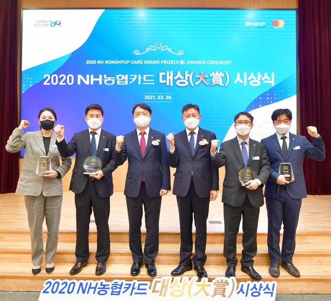 왼쪽부터, 원주농협 송영아 주임, 영등포농협 이희동 상임이사, NH농협은행 권준학 은행장, NH농협카드 신인식 사장, 강남역금융센터 김준래 센터장, 동광양지점 김형천 과장. 사진/농협카드