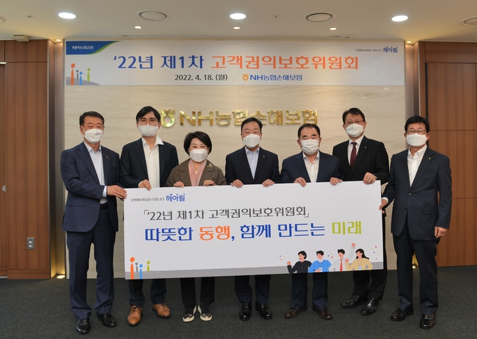 왼쪽부터 이상원 CCO, 법무법인 율촌 신영수 변호사, 소비자공익네트워크 김연화 회장, 최문섭 대표이사, 영동농협 이종호 조합장, 숙명여대 최철 교수, 송춘수 고객지원부문장) . 사진/농협손보