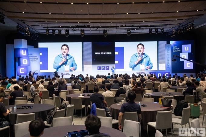 이석우 두나무 대표가 그랜드 하얏트 인천에서 열린 UDC 2019 행사에서 웰컴 스피치를 하고 있다.. 사진/두나무