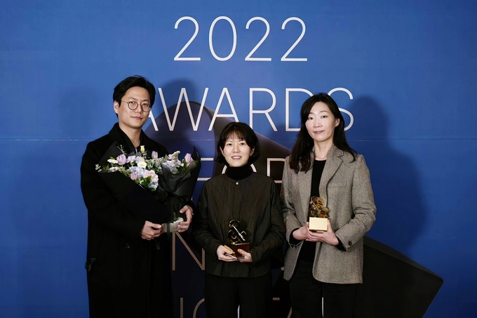 (왼쪽부터) CGV Creative팀 이승준 과장, 국립현대미술관 미술은행 손주영 연구관, CGV Creative팀 최인정 팀장 ▲ 강남 미디어폴 아트스케이프가 강남대로를 밝히고 있다. 사진/CGV