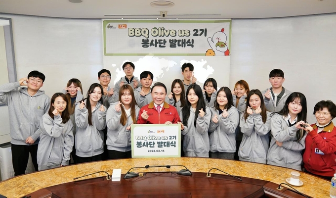 윤홍근 회장(앞줄 왼쪽 네 번째)과 올리버스 2기 대학생 봉사단이 기념촬영을 하고 있다. 사진/BBQ