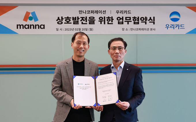 업무협약식에서 우리카드 김정기 사장(오른쪽)과 만나코퍼레이션 조양현 사장이 기념사진을 촬영하고 있다. 사진/우리카드