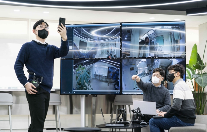 SKT 구성원들이 실내 실증망을 시험하는 모습. 사진/SKT