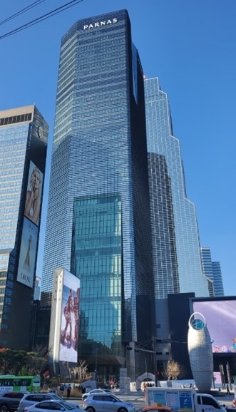 삼성동 파르나스 타워에 위치한 올림플래닛 본사.