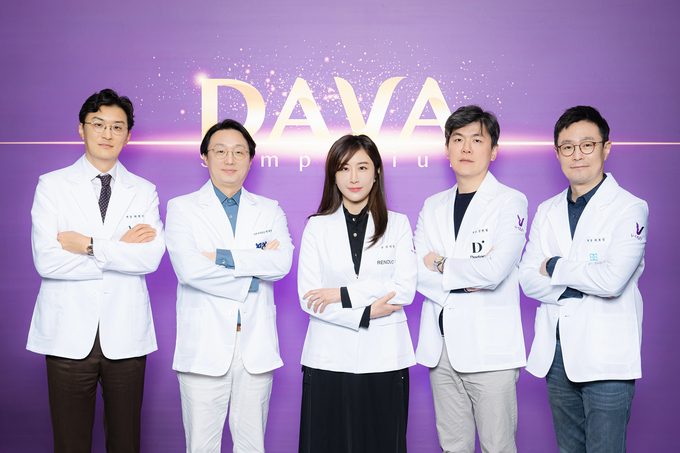 왼쪽부터 브이성형외과 최원석 원장, 압구정오라클피부과 박제영 원장, 리노보의원 김자영 원장, 닥터스피부과 신사점 성현철 원장, 피어나클리닉 최호성 원장. 사진/대웅제약