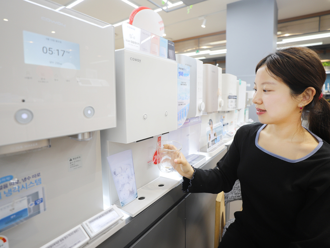 서울 강남구 소재 롯데하이마트 대치점에서 모델이 여름 주방 가전을 살펴보고 있다. 사진/롯데하이마트
