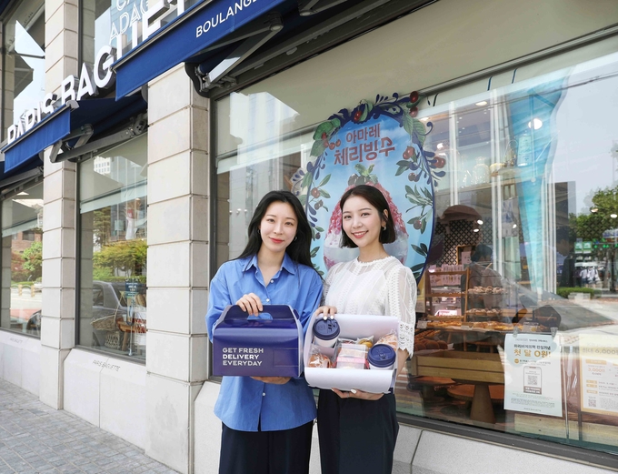 26일 서울 강남구에 위치한 파리바게뜨 양재본점에서 직원들이 ‘파바 피크닉 박스’ 출시를 알리는 기념 사진 촬영을 하고 있다. 사진/ 파리바게뜨