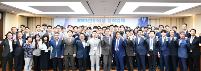 한미약품 박재현 대표이사(가운데)와 협력사 관계자 50여명이 지난 5월 24일 서울 송파구 한미약품 본사에서 열린 제2회 협력업체 멘토십 프로그램을 마친 후 기념촬영을 하고 있다. 사진/한미약품