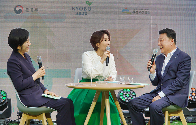 5일 저녁 종로구 교보생명빌딩 야외무대에서 열린 '환경교육 북콘서트'에서 한화진 환경부장관(왼쪽)과 편정범 교보생명 대표이사 사장(오른쪽)이 환경교육과 환경보호 실천에 대한 진솔한 이야기를 나누고 있다. 사진/ 교보생명