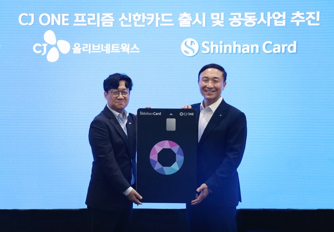 제휴기념식에 참석한 유인상 CJ올리브네트웍스 대표이사(왼쪽), 문동권 신한카드 사장이 기념사진을 촬영하고 있다. @신한카드