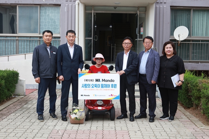 HL만도 서스펜션 BU 김근도 경영지원실장(왼쪽 끝에서 두번째), 한국교통안전공단 장찬옥 교통안전본부장(오른쪽 끝에서 세번째). @HL만도㈜