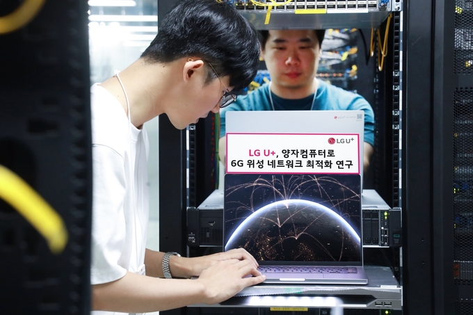 LG유플러스 임직원이 6G 저궤도 위성 네트워크를 연구하는 모습. @ LG유플러스