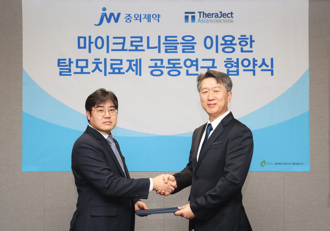 진세호 JW중외제약 제제연구센터장(왼쪽)과 김경동 테라젝아시아 대표이사가 협약을 체결한 뒤 기념사진을 촬영하고 있다. @ JW중외제약