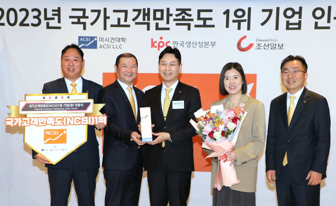 8일 서울 중구 롯데호텔에서 열린‘2023년도 국가고객만족도(NCSI) 1위 기업 인증식’에서 KB국민카드 이창권 사장(가운데)이 참석 임직원들과 기념촬영하고 있다. @KB국민카드