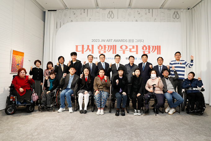 JW그룹의 공익재단인 중외학술복지재단은 22일 JW과천사옥에서 ‘2023 JW 아트 어워즈’ 시상식을 개최했다. 수상 작가들이 기념촬영을 하고 있다. @JW그룹