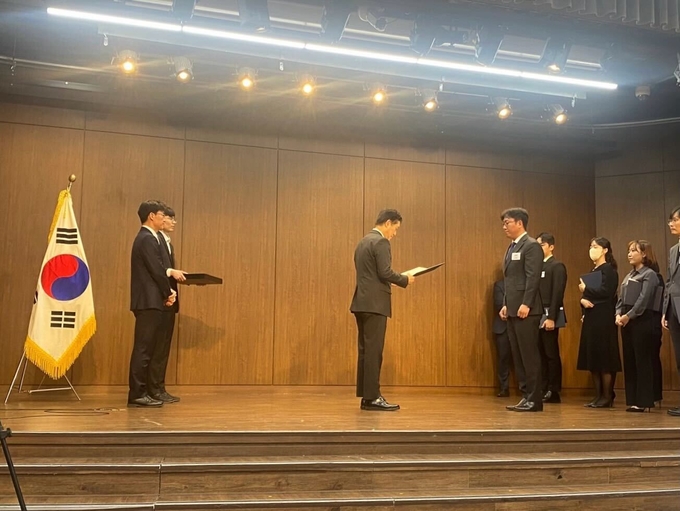 오세진 코빗 대표(오른쪽)가 김주현 금융위원장(왼쪽)으로부터 금융위원장 표창을 받고 있다. @ 코빗
