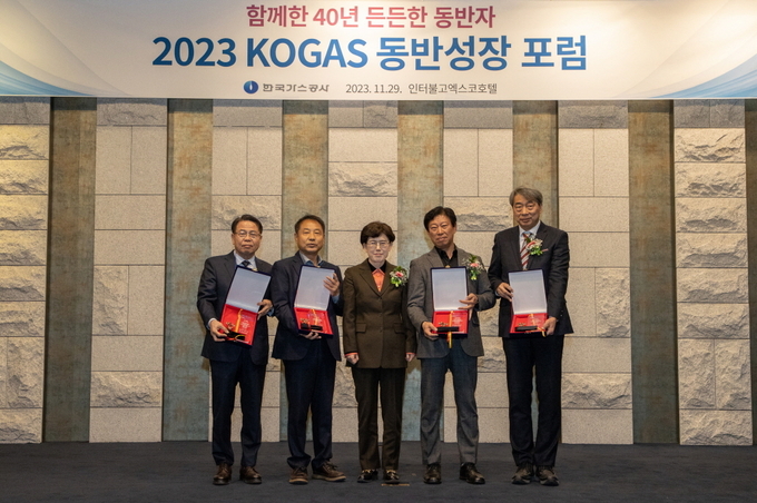 한국가스공사는 11월 29일 화성밸브(주) 등 34개 중소협력사 임직원들과 함께 ‘2023 KOGAS 동반성장 포럼’을 개최했다(가운데 카키색 의상 최연혜 가스공사 사장) @가스공사