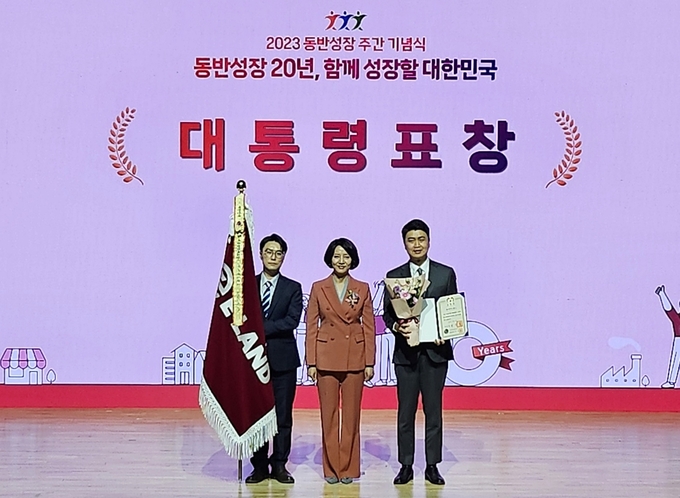 29일 서울시 마포구 에스플렉스센터에서 열린 2023년 동반성장 주간 기념식에서 이랜드월드가 동반성장 유공 대통령 표창을 수상했다. 사진 왼쪽 두번째부터 이영 중소벤처기업부 장관, 최운식 이랜드월드 대표이사. @이랜드