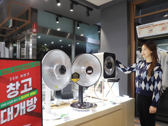 모델이 행사 상품들을 살펴보고 있는 모습이다. @롯데하이마트