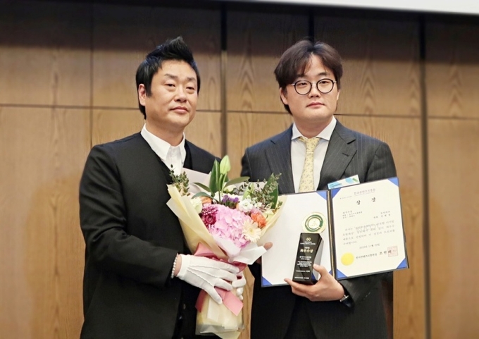 시상식에 참여한 뮤직카우 김지수 대표(오른쪽) @ 뮤직카우
