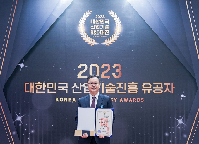 HL클레무브 윤팔주 사장이 시상식에서 기념 촬영을 하고 있다..