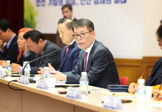 인천상공회의소에서 열린 중소기업 현장 간담회에서 김성태 IBK기업은행장이 중소기업 대표들과 대화하고 있는 모습. @기업은행