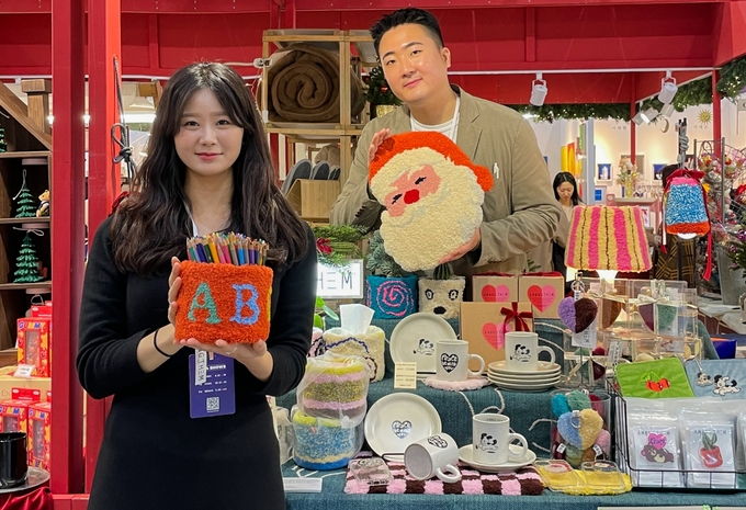 8일 오전, 서울 강남구에 위치한 코엑스 A홀에서 진행중인 '2023 홈·테이블데코페어'에서 현대백화점 직원들이 상품을 소개하고 있는 모습. @현대백화점