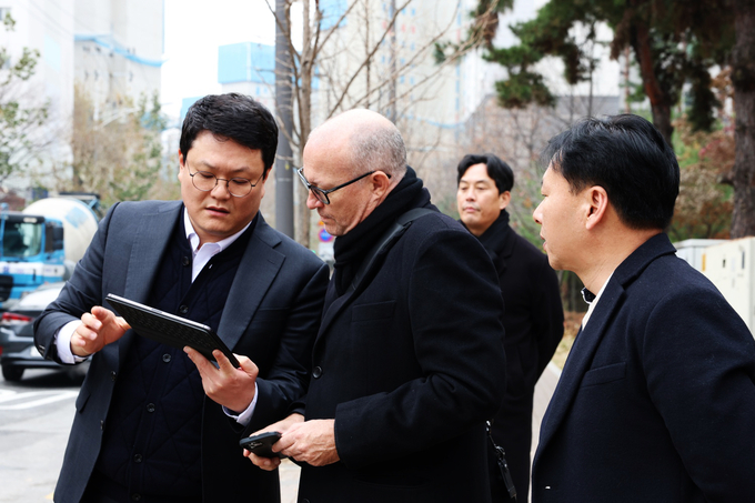 JERDE 수석디자이너 존 폴린 부사장과 롯데건설 직원들이 신반포12차 아파트 현장을 방문해 설계에 대해 대화하고 있다. @롯데건설
