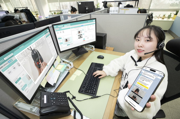 KT 전문상담원이 AI 비대면 자가조치 솔루션으로 확인한 서비스 점검 방법을 고객에게 안내하고 있다. @KT