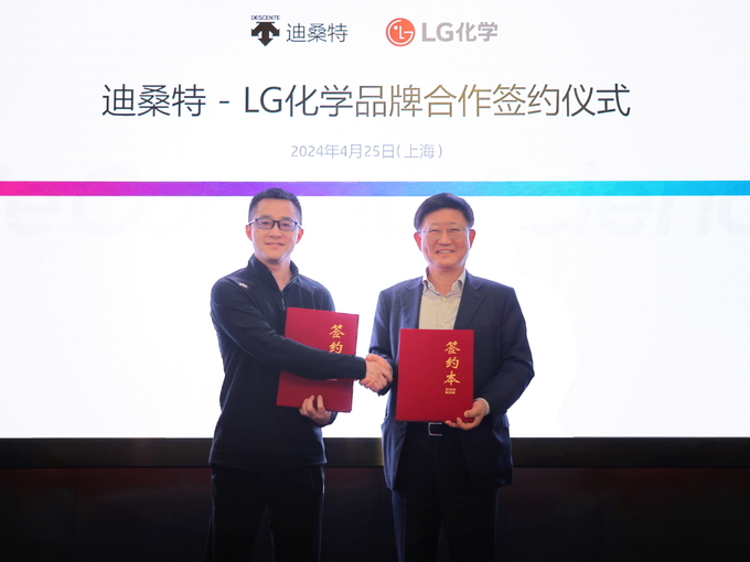 LG화학 노국래 석유화학본부장(오른쪽)과 중국 데상트 왕유성 부사장이 기념촬영을 하고있다. @LG화학