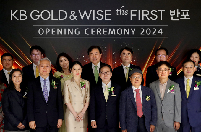 KB금융그룹 양종희 회장(앞줄 왼쪽에서 네번째), KB국민은행 이재근 행장(뒷줄 왼쪽에서 두번째), KB증권 김성현 대표이사(앞줄 왼쪽에서 일곱번째), KB증권 이홍구 대표이사(뒷줄 왼쪽에서 다섯번째), ‘KB GOLD&WISE the FIRST’ 광고모델 이영애씨(앞줄 왼쪽에서 세번째)가 고객들과 함께 기념촬영을 하고 있다. @KB금융