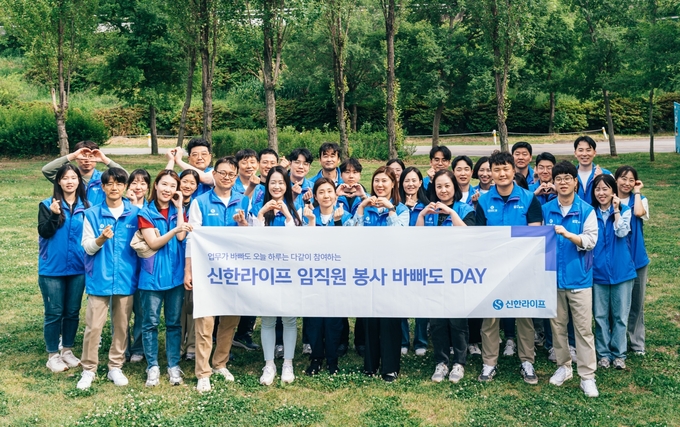 지난 17일 서울시 한강공원 잠원지구에서 신한라이프 임직원들이 나무 심기 봉사활동 후 기념 촬영을 하고 있다. @신한라이프