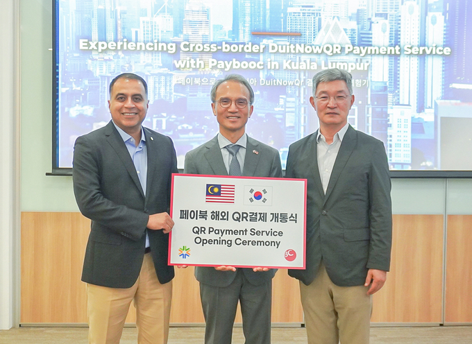 (오른쪽부터) 사진은 현지시간 30일 오후 말레이시아 소재 페이넷社 사옥서 진행된 개통식에 참석한 최원석 BC카드 사장, 주말레이시아 한국대사관 여승배 대사, 파르한 아마드(Farhan Ahmad) 페이넷社 사장. @ BC카드
