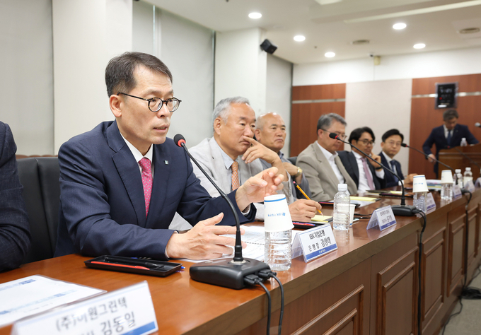 수원상공회의소서 열린 중소기업 현장 간담회에서 김성태 IBK기업은행장이 중소기업 대표들과 대화 하고 있는 모습. @ IBK기업은행