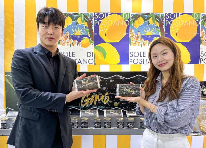 19일 오전, 현대백화점 신촌점에서 진행 중인 '서머 푸드 마켓' 행사에서 직원들이 디저트 브랜드 '데저트 젬스'의 대표 상품인 두바이식 초콜릿 상품을 소개하고 있다. @현대백화점
