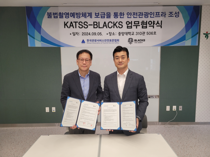 왼쪽부터 이창무 협회장, 이영선 대표(블랙스). 사진/ 블랙스