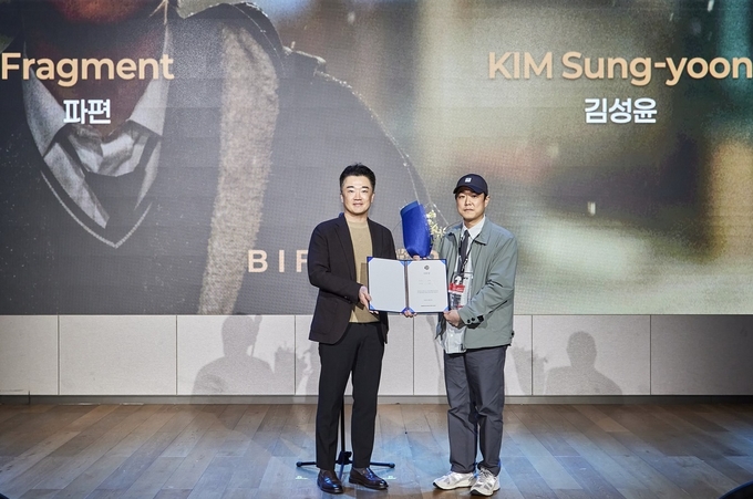 CGV상 수여 사진 (왼쪽부터) CGV 김종원 영업지원담당, 김성윤 감독_부산국제영화제 제공. 사진/ CGV