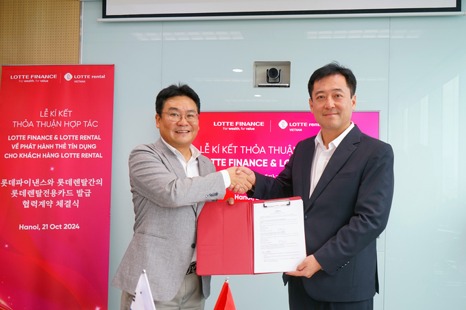 지난 21일 베트남 하노이 롯데파이낸스 베트남 본사에서 공성식 롯데파이낸스 베트남 법인장(오른쪽)과 안성빈 롯데렌탈 베트남 법인장(왼쪽)이 기념촬영을 하고 있다. 사진/롯데카드