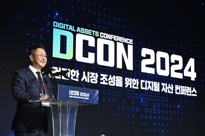 이석우 두나무 대표가 13일 서울 신라호텔에서 열린 두나무 가상자산 학술행사 '디콘 2024'에 참석해 개회사를 하고 있다. (두나무 제공).