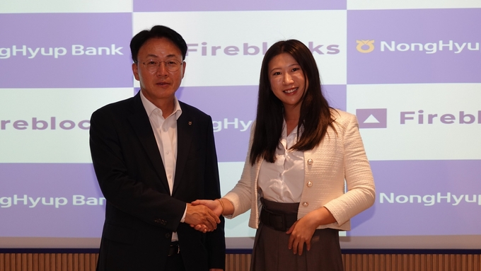 NH농협은행 이석용 은행장(사진 왼쪽)과 Amy Zhang 파이어블록스 아태지역 총괄이 지난 12일 싱가포르 소재 파이어블록스 아태 본사에서 디지털자산 분야 협업을 위한 업무협약을 체결하고 있다.. 사진/농협은행