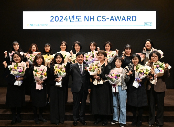 송춘수 NH농협손해보험 대표이사(앞줄 왼쪽 네번째)와 수상자들이 기념촬영을 하고 있다. 사진/농협손보
