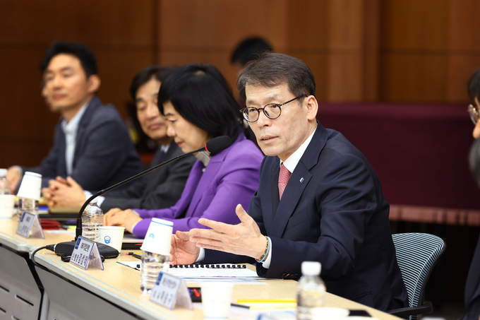 12일 성남상공회의소에서 열린 중소기업 현장 간담회에서 김성태 IBK기업은행장이 중소기업 대표들과 대화 하고 있는 모습. 사진/ IBK기업은행