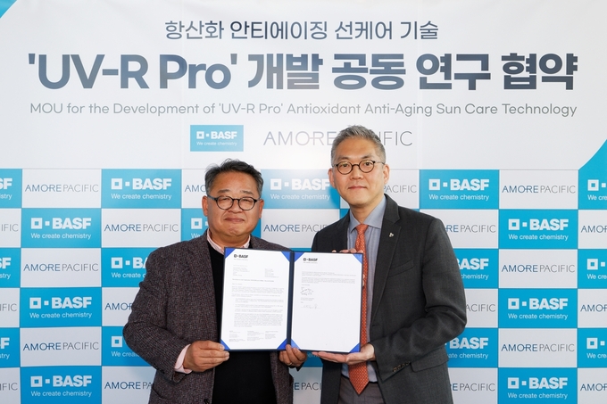 13일(목요일) 열린 'UV-R Pro' 개발 공동 연구 협약식에 참가한 아모레퍼시픽 R&I센터 서병휘 CTO(사진 오른쪽), 한국바스프 케어케미컬 김대용 사업부장(사진 왼쪽). 사진/아모레퍼시픽
