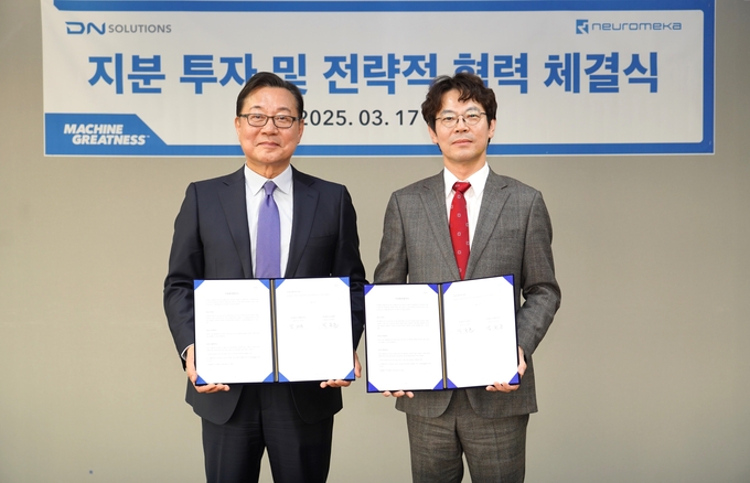 김원종 DN솔루션즈 대표(왼쪽)와 박종훈 뉴로메카 대표(오른쪽)가 전략적 파트너십 체결 뒤 기념촬영하고 있다. 사진/DN솔루션즈