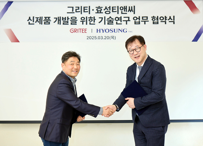 (왼쪽부터)그리티 사업본부 총괄본부장 장성민 부사장, 효성티앤씨 임장규 상무(CMO)가 3월20일 그리티 본사에서 양사간 협력 관계 구축을 위한 기술 연구 업무 협약을 맺은 후 기념 사진을 찍고 있다.j 사진/효성티앤씨