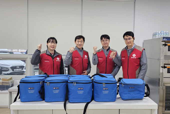 롯데건설 샤롯데 봉사단이 의정부 지역에서 봉사활동 후 기념촬영을 하고 있다. 사진/롯데건설